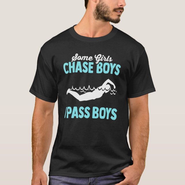 Camiseta Some Girls Chase Boys I Pass Them Swimmer Women Sw (Anverso)