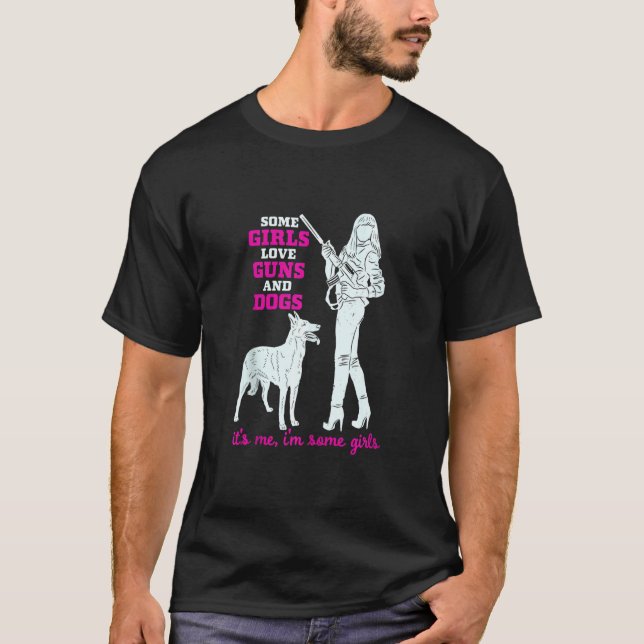 Camiseta Some Girls Love Guns And Dogs  Funny Female Pro Gu (Anverso)