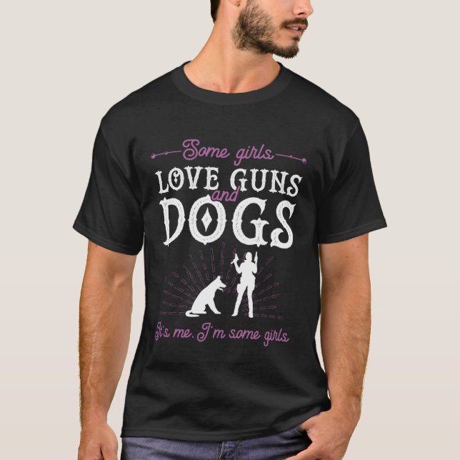 Camiseta Some Girls Love Guns And Dogs Gun Owner Ammo (Anverso)