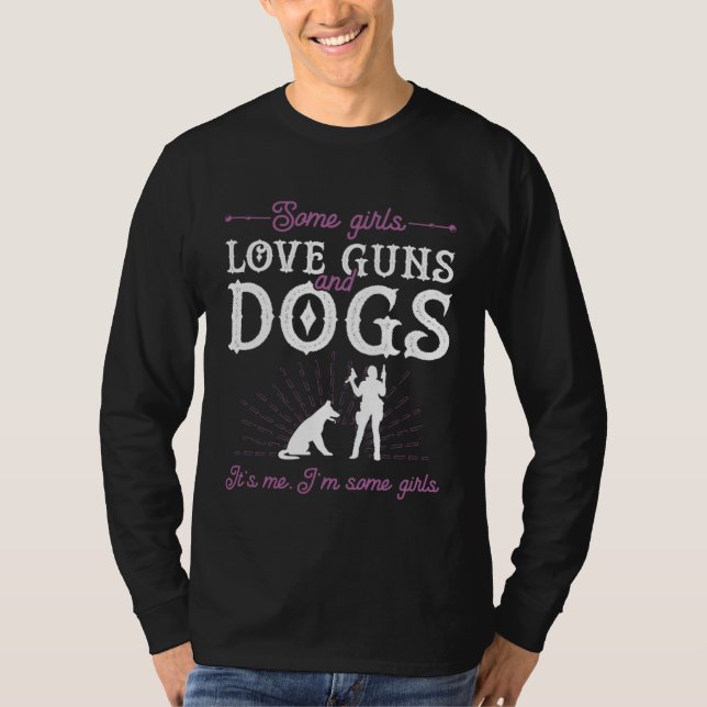 Camiseta Some Girls Love Guns And Dogs Gun Owner Ammo (Anverso)