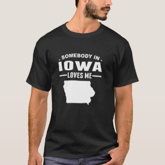 Camiseta Somebody In Iowa Loves Me