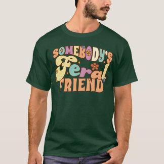 Camiseta Somebodys Feral Friend Funny Friends Pun Groovy bo