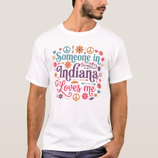 Camiseta Someone in Indiana Loves Me Boho Hippie Design (Anverso)