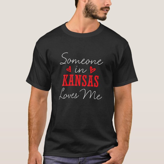 Camiseta Someone In Kansas Loves Me Relationship Couple (Anverso)