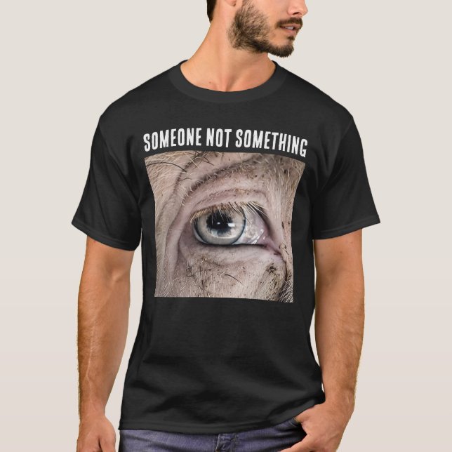 Camiseta SOMEONE NOT SOMETHING CERDO VEGANA (Anverso)