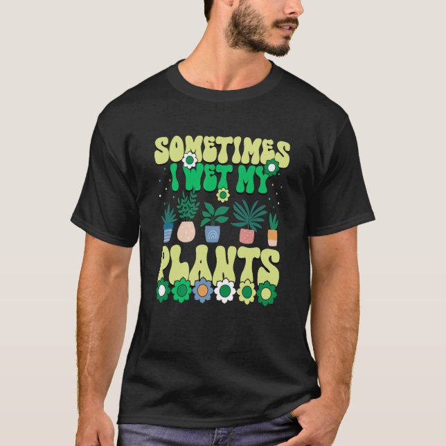 Camiseta Sometimes I Wet My Plants Groovy Gardener Gardenin (Anverso)