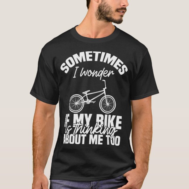 Camiseta Sometimes I Wonder If My Bike Is Thinking About Me (Anverso)