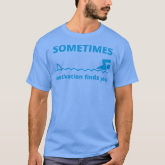 Camiseta Sometimes Motivation Finds You Funny Quote Shark