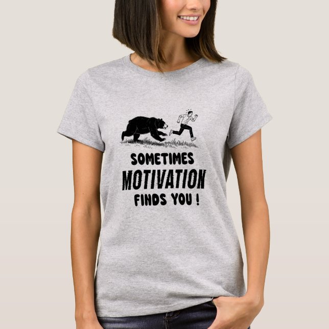 Camiseta Sometimes Motivation Finds You Inspirational Quote (Anverso)