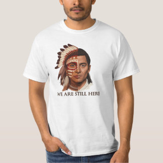 Camiseta Somos aún aquí – Diseño del Día de los Pueblos Ind