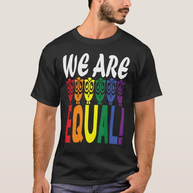 Camiseta ¡Somos búhos iguales!, el arcoiris representa a la (Anverso)