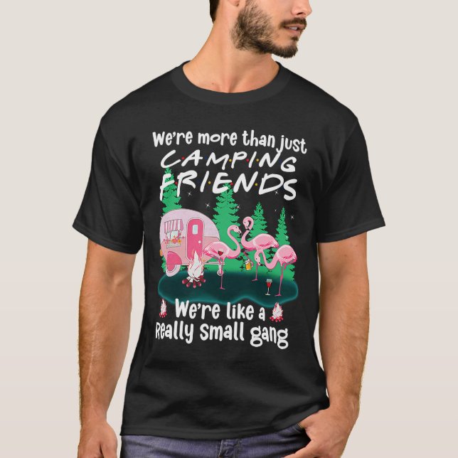 Camiseta Somos más que el campamento de Flamingo de amigos  (Anverso)