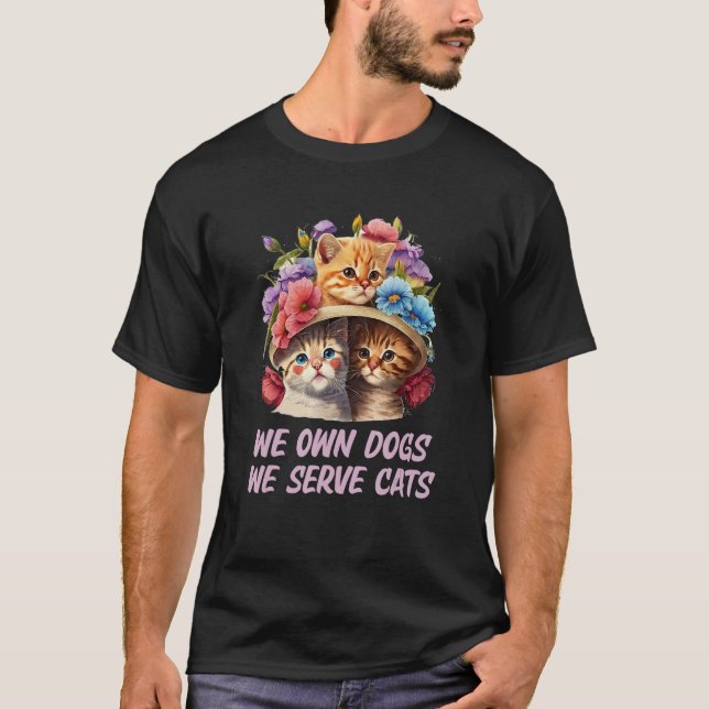 Camiseta Somos Propietarios De Perros Servimos Gatos Gracio (Anverso)