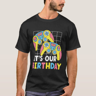 Camiseta Son Nuestros Gemelos Que Celebran Los Gemelos.