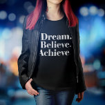 Camiseta Soñar. Creer. Lograr. Cita de la vida<br><div class="desc">Gráficos Girly-Chica: Motivate a ti mismo y a todo el mundo con este personalizable de moda y estilo, pero a la vez elegante y bellamente moderno y elegante tipografía de texto con letra blanca elegantemente impresa Dream. Creer. Lograr. Camiseta de citas vitales que hace un cumpleaños de moda, graduación, Navidades...</div>