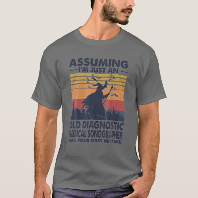Camiseta Sonógrafo Médico Diagnóstico Asumiendo Que Soy Sól (Anverso)