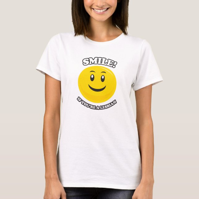 CAMISETA SONRÍA SI ERES LESBIANO (Anverso)