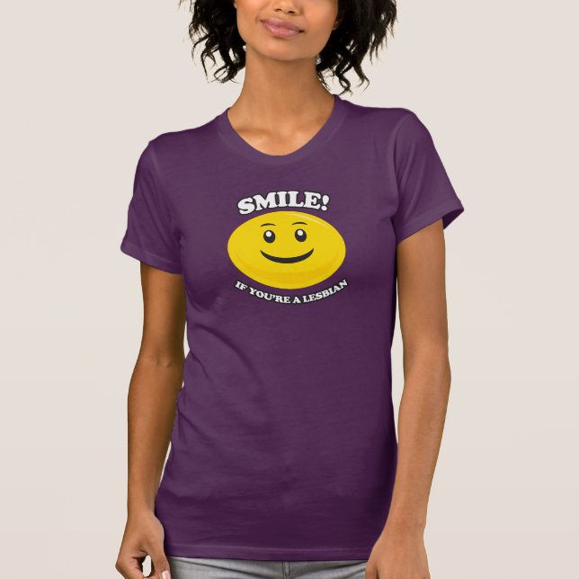 CAMISETA SONRÍE SI ERES LESBIANA (Anverso)