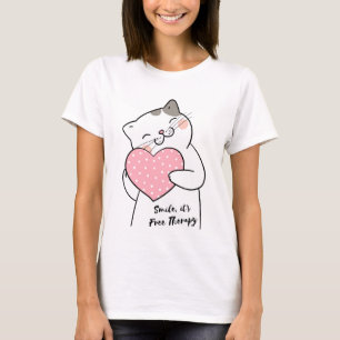 Camiseta Sonríe un gato kawaii con el corazón rosado