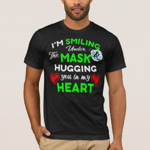Camiseta Sonriendo bajo la máscara y abrazándote en mi cora