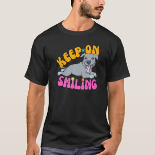 Camiseta Sonriente Pitbull Retro Hippie flotando vibracione