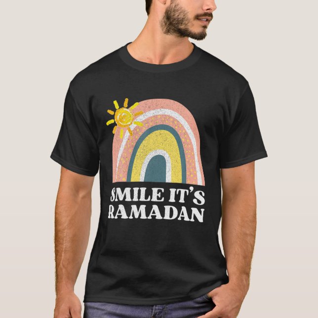 Camiseta Sonrisa de Arcoíris Es Ramadan Mubarak (Anverso)