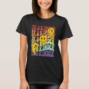 Camiseta Sonrisa retro de TK y Kinder frente a la clase Bac