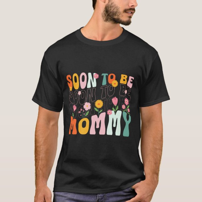 Camiseta Soon To Be Mommy Est 2025 New Mom Pregnancy Announ (Anverso)