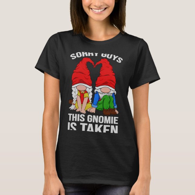 Camiseta Sorry Guys This Gnomie Is Taken Valentines Day Gno (Anverso)