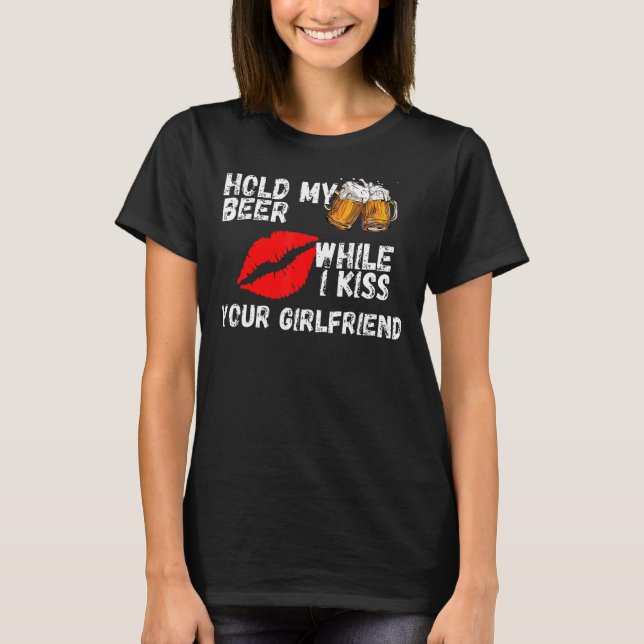 Camiseta Sostén Mi Cerveza Mientras Beso A Tu Novia (Anverso)