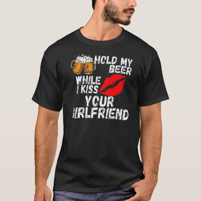 Camiseta Sostén Mi Cerveza Mientras Beso A Tu Novia (Anverso)