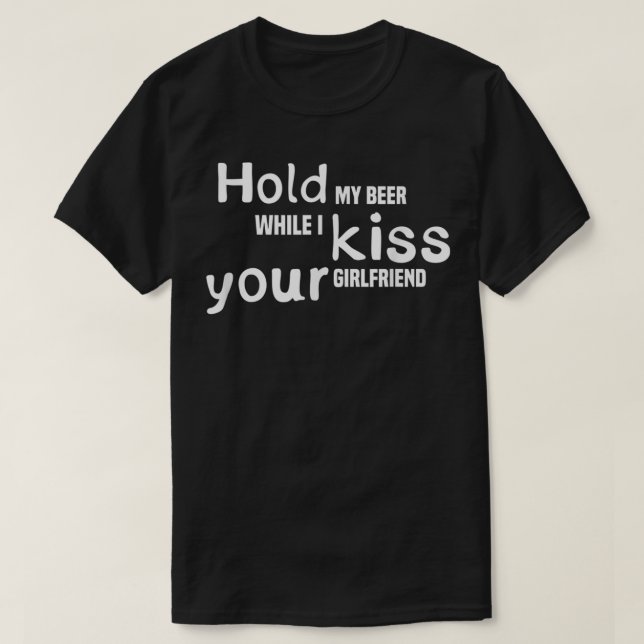 Camiseta Sostén Mi Cerveza Mientras Beso A Tu Novia, Bebien (Diseño del anverso)