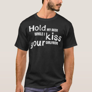 Camiseta Sostén Mi Cerveza Mientras Beso A Tu Novia, Bebien