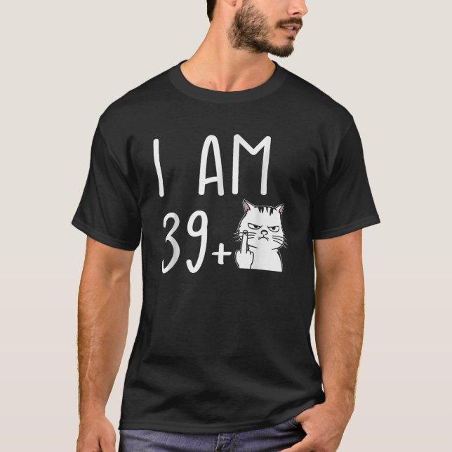 Camiseta Soy 39 Más 1 Dedo Medio (Anverso)