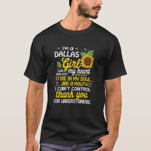 Camiseta Soy Chica de Dallas y nací con fuego en mi casa, a