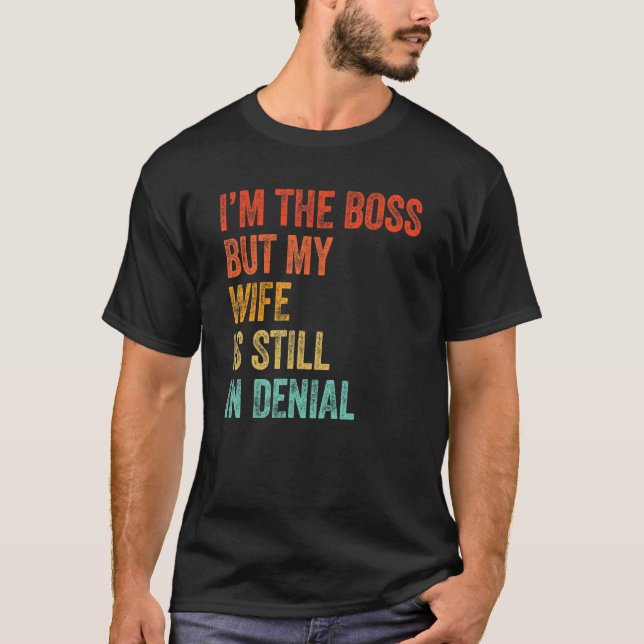 Camiseta Soy el Jefe, pero mi esposa sigue negando a papá (Anverso)