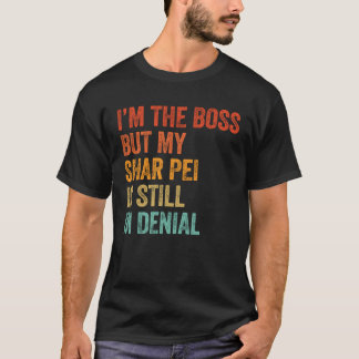 Camiseta Soy el Jefe, pero mi Shar Pei sigue en negación.