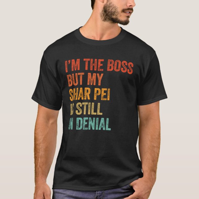 Camiseta Soy el Jefe, pero mi Shar Pei sigue en negación. (Anverso)