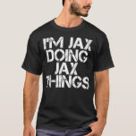 Camiseta SOY JAX DOING JAX THINGS Name Funny Birthday Gift<br><div class="desc">Soy JAX DOING JAX THINGS Name Funny Birthday Gift Idea .twitter, divertido, tweet, pájaro, medios sociales, animal, hashtag, instagram, meme, facebook, internet, online, memes, mascota, política, presidente, tuits, animales, gatos, lindo, kawaii, mascotas, política, tumblr, negro, azul, fresco, falso noticias, ek, kitten, kittens, social, twitter meme, adorable, america, gato negro, bloqueado,...</div>