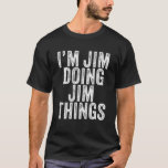 Camiseta Soy Jim Doing Jim Things Funny Jim Birthday Vintag<br><div class="desc">Soy Jim Doing Jim Things Funny Jim Birthday Vintage Personalizado Nombrado para Chicas, Mujeres, Hombres, Hija, hermana, esposa, papá, esposo, nieta, amiga, mamá, abuela, tía, abuela, abuelo, mejor mamá de todos los tiempos, novia en la fiesta de cumpleaños, Navidades. Perfecto para cualquiera - Perfecto parte de los accesorios para completar...</div>