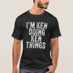 Camiseta Soy Ken Doing Ken Things Funny Ken Birthday Vintag<br><div class="desc">Soy Ken Doing Ken Things Funny Ken Birthday Vintage Personalizado Nombrado para Chicas, Mujeres, Hombres, Hija, hermana, esposa, papá, esposo, nieta, amiga, mamá, abuela, tía, abuela, abuelo, mejor mamá de todos los tiempos, novia en la fiesta de cumpleaños, Navidades. Equipamiento perfecto para cualquier persona - Parte perfecta de los accesorios...</div>