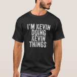 Camiseta Soy Kevin Doing Kevin Things Funny Kevin Birthday<br><div class="desc">Soy Kevin Doing Kevin Things Funny Kevin Birthday Vintage Personalizado Nombrado para Chicas, Mujeres, Hombres, Hija, hermana, esposa, papá, esposo, nieta, amiga, mamá, abuela, tía, abuela, abuelo, mejor mamá de todos los tiempos, novia en la fiesta de cumpleaños, Navidades. Perfecto para cualquiera - Perfecto parte de los accesorios para completar...</div>