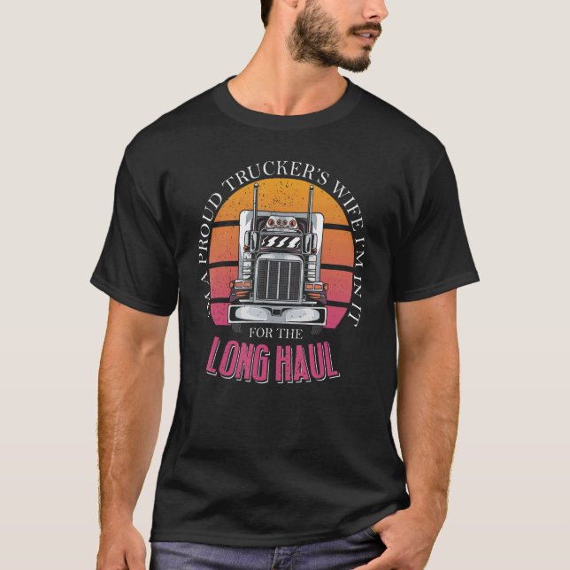 Camiseta Soy la esposa de un camionero orgulloso y estoy en (Anverso)