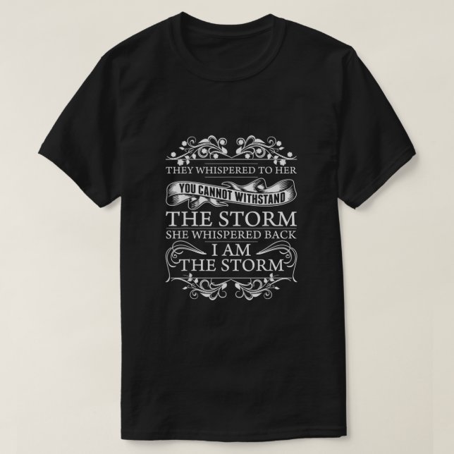 Camiseta Soy La Tormenta Que Ella Susurró  (Diseño del anverso)