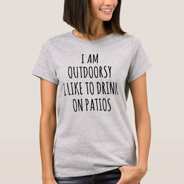 CAMISETA SOY OUTDOORSY YO TENGO GUSTO DE BEBER EN PATIOS (Anverso)