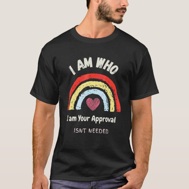 Camiseta Soy Quien Soy Tu Aprobación Es Necesario Arcoiris  (Anverso)