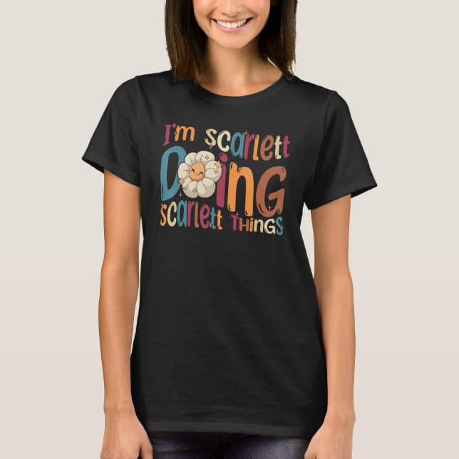 Camiseta Soy Scarlett Doing Scarlett Things Groovy Retro Sc (Anverso)