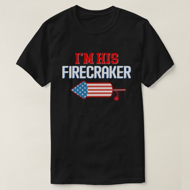 Camiseta Soy Su Pareja De Firecracker Que Coincide El 4 De  (Diseño del anverso)