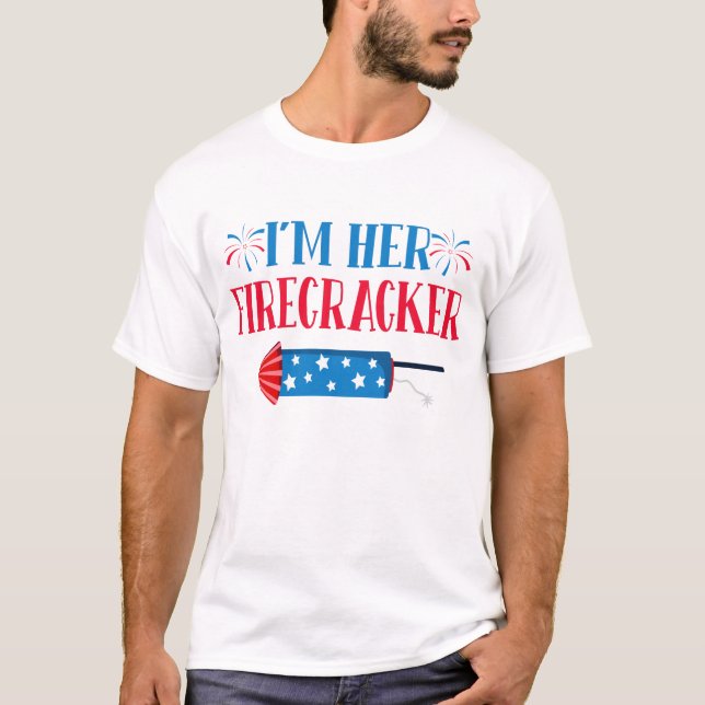 Camiseta  Soy Su Rastreador Que Coincide Parejas 4 De Julio (Anverso)