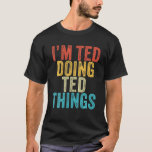 Camiseta Soy Ted Doing Ted Things Funny Ted Birthday Vintag<br><div class="desc">Soy Ted Doing Ted Things Funny Ted Birthday Vintage Personalizado Nombrado para Chicas, Mujeres, Hombres, Hija, Hermana, esposa, papá, esposo, nieta, amiga, mamá, abuela, tía, abuela, abuelo, mejor mamá de todos los tiempos, novia en la fiesta de cumpleaños, Navidades. Equipamiento perfecto para cualquier persona - Perfecto parte de los accesorios...</div>